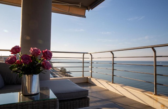 Salty Breeze Beachfront Apartment-Premium Stay