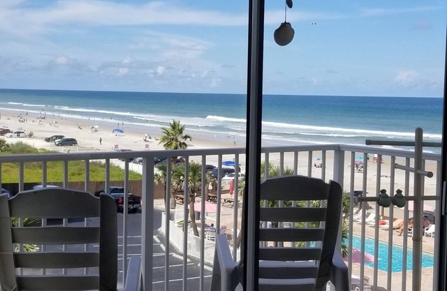 Salty Kisses OCEANFRONT Daytona Beach studio condo