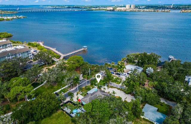 Salty Lime Villa 2-Riverview w/pool on riverwalk, near AMI beaches, pet friendly