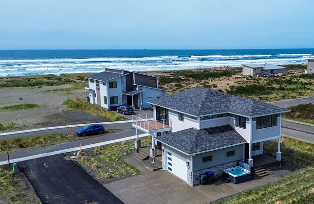 Sam's Nest | House in Westport overlooking the ocean with quick beach access