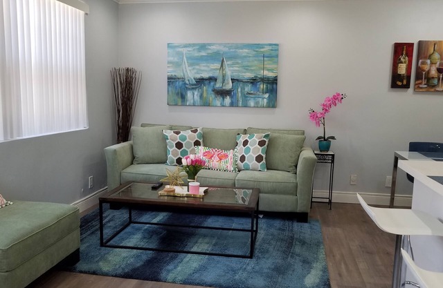 Sam's Place in Historic Hollywood FL 10 min to beach. High quality finishes.
