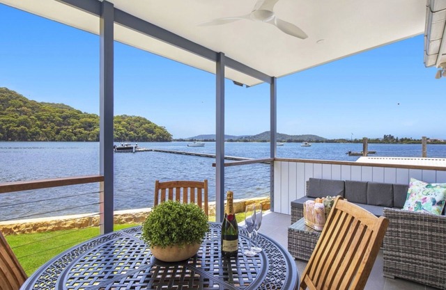 SAM'S SHACK WATERFRONT WOY WOY BAY