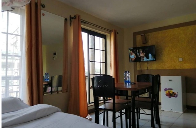 Sam Suite Studio 2, very clean and free wifi, secure parking. 5 min walk to CBD.