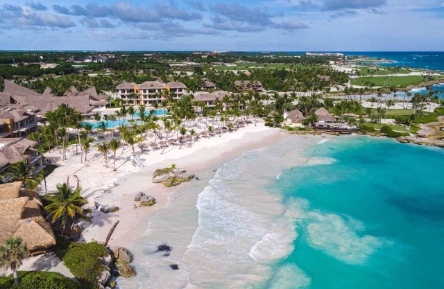 Sambarela Luxury Villas. With Access to the Exclusive Eden Roc Beach Club.