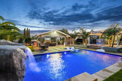 San Diego Paradise Resort Yard w Gazebo TV Pool