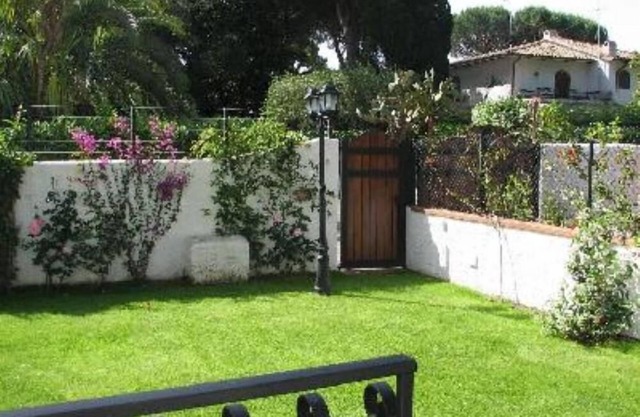 San Felice Circeo: Charming semi-subsoil apartment in Villa on the sea with direct access to the beach