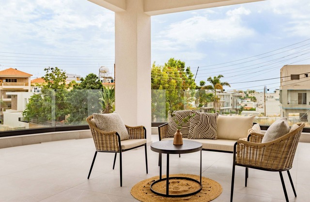 Sanders Eduardovich - Cozy 2-Bdr with Balcony