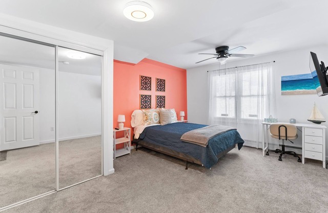 Sandpiper Place: 1 block to free beach w/NY views. 30min to NYC. Private drive.