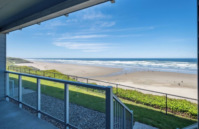 Sands Lookout at Nye Beach - Beach front,Easy access condo with great ocean view