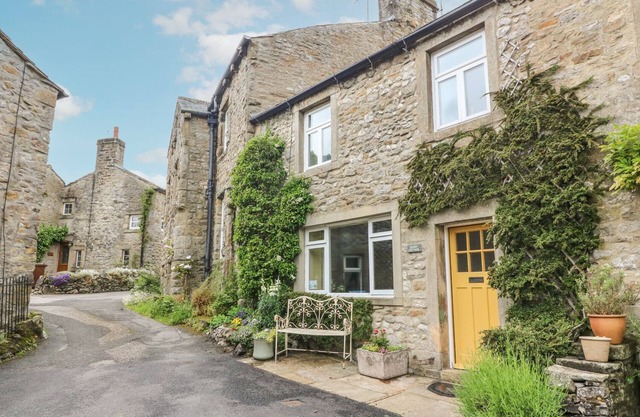 SANDY COTTAGE, pet friendly, luxury holiday cottage in Linton