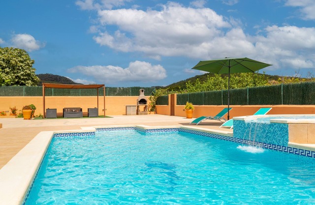 Sant Antoni De Portmany: Country house with pool and jacuzzi