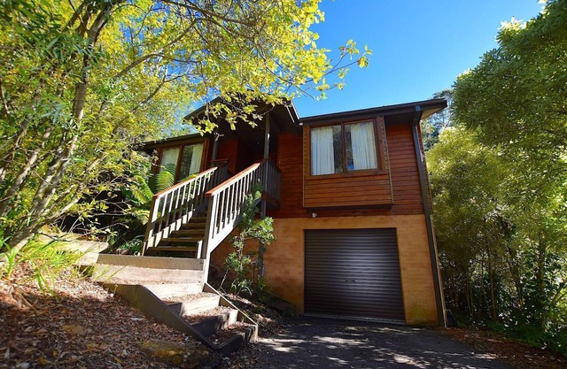 Santosha Glade - Designer Zen Cedar Home, 3 Bedroom, 2 Bathroom, Spa Bath, Deck, BBQ