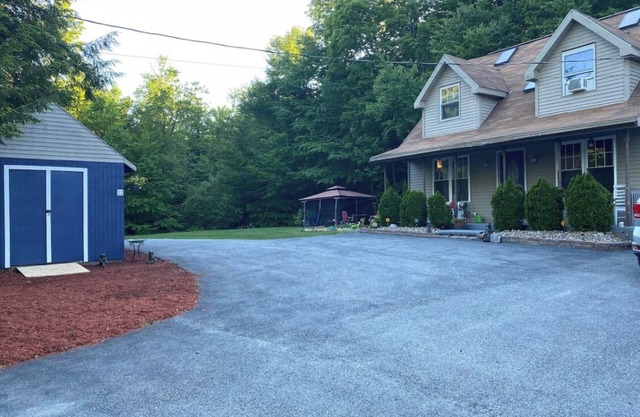Saratoga rental: 18 mins to track, with plenty of privacy, across from lake.