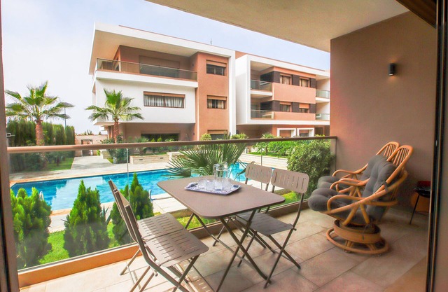 Sasha - Piscine - Luxe-Apartment-Deluxe-Mobility bath-Pool view