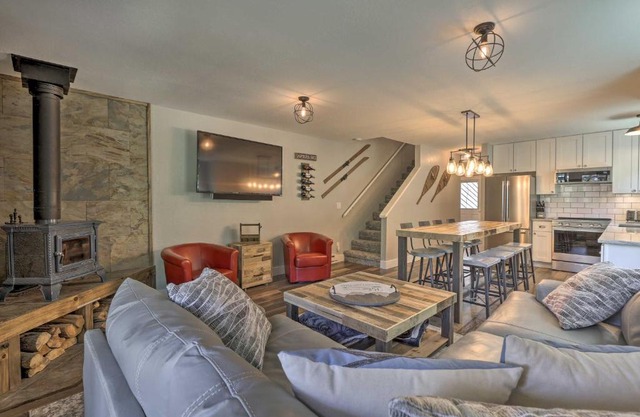 Sauna, Deck and Fire Pit Breckenridge Townhouse!