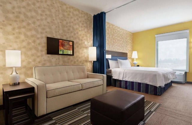 Savannah Bliss Awaits! Kitchen, Onsite Pool, Free Breakfast, Pets Allowed