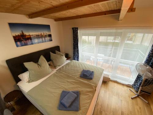 Saxonia HomeDeLuxe Appartement Dresden Neue Hochwertige voll ausgestattete Ferienwohnung mit Küche XXL Boxspringerbett 2 Einzelbetten Highspeed InternetFlatrate und Balkon Ideal für Familien Paare Kulturinteressierte und Geschäftsreisende mit MWStRechnung