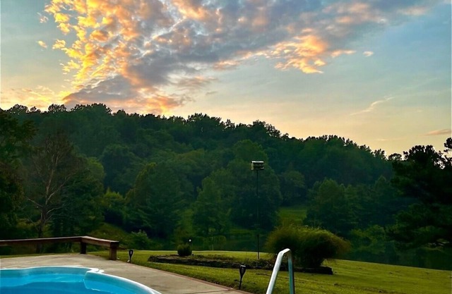 Scenic Hidden Gem: Private Pool, Golf & Fishing on Peaceful 42 Acres