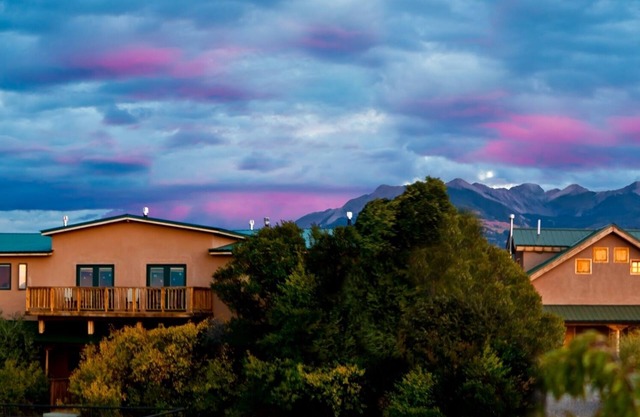 Scenic Southwest Style Mountain Retreat, Close to Santa Fe & Taos