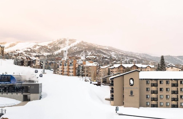 Scenic Two Queen Mtn View, Gravity Haus, Ski-In/Ski-Out, Heated Pool