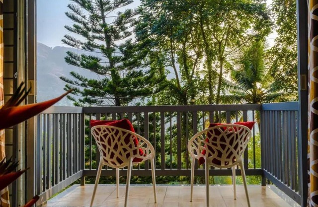 Sceva's Garden Home - King Bed and Mountain View!n