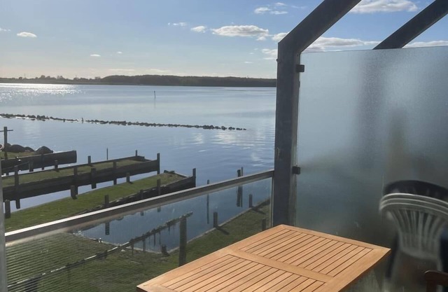 Schleiseits vacation apartment directly on the water