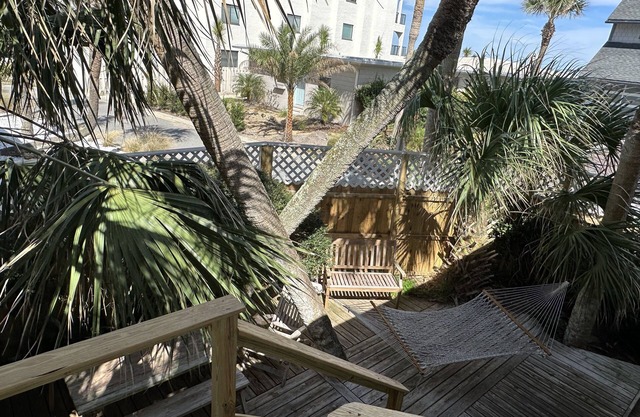 Schmidt’s Creek Beach Cottage Top Level pets welcome