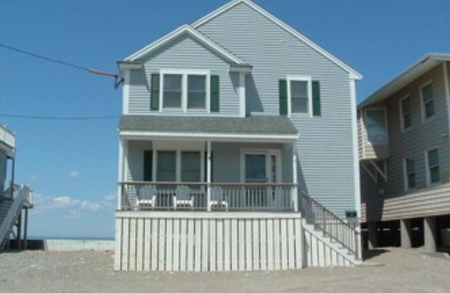 SCITUATE Beach Front huge 4 bedroom 2 bath. Amazing views sleeps 13. NEW!