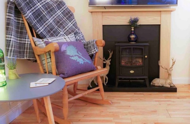 Scot’s themed cottage ,super king bed, ideal location. Pet friendly.