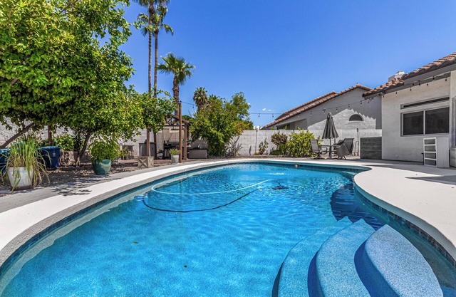 Scottsdale Retreat 4 BR/3 BA # Pool #Lovely Backyard # Wifi # AC #