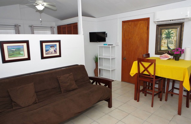 Screaming Reels Guest House Grand TurknAmazing bungalow with AC in Cockburn Town