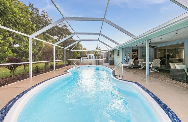 Screened, heated pool - Sarasota extended stay home near Siesta Key Beach