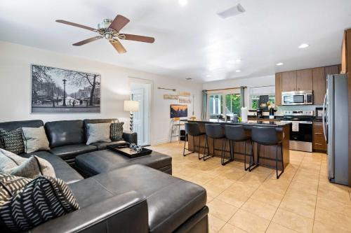 Screened-in Porch Walkable to SoCO