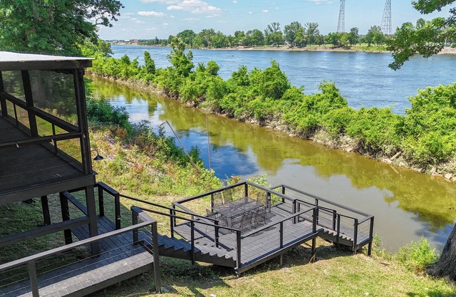 Screened Patio on Pickwick River- Boat & RV Parking, Fishing Pier- Dogs allowedn