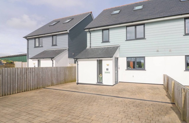 SEA DREAMS, pet friendly, country holiday cottage in Marazion