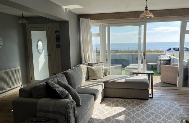 Sea Facing 2BD Terraced Home - Peacehaven
