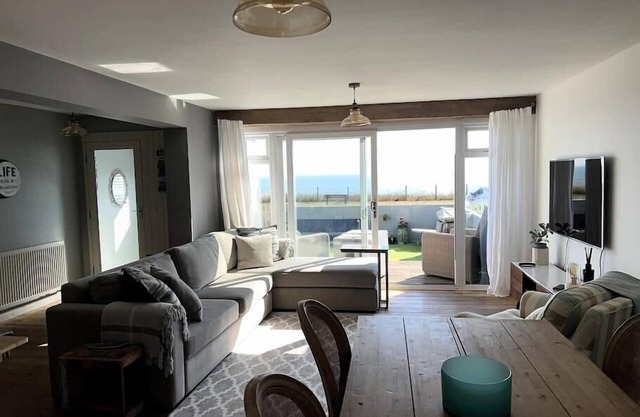 Sea Facing 2BD Terraced Home - Peacehaven