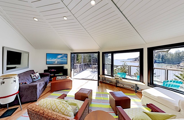 Sea Forever! Waterfront, Seasonal dock, Pet friendly, 20 min to Bowdoin College
