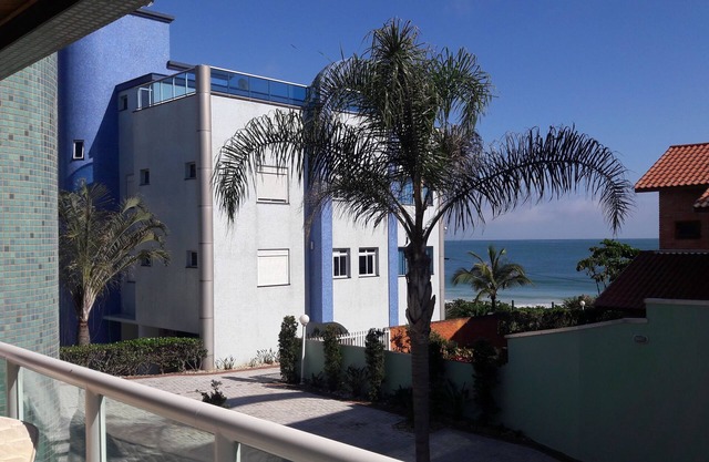 Sea Front in Bombinhas - High standard apartment with 3 suites with air conditioning.