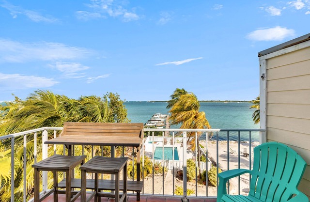SEA-NIC VIEW ~ 2 BR/2Ba Water-front views, Heated Pool Access and Dockage!