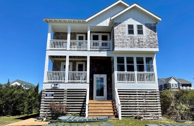 Sea No Evil: Dog friendly, family friendly, decks, close to the beach.