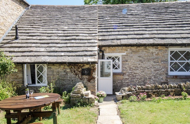 SEA PINK COTTAGE, pet friendly, with a garden in Langton Matravers
