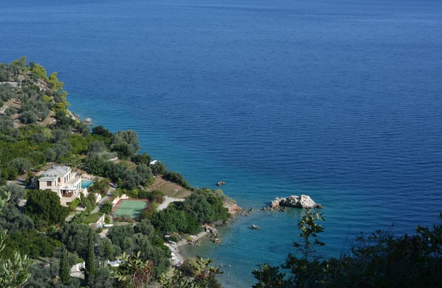 Sea, pool, tennis, kayaks, sailing, relaxing, places of historic interest.