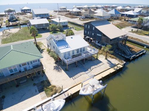 Sea Spot - Waterfront! Enjoy dinner on the deck and naps in the shaded hammocks home