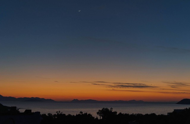 Sea, sunset view, walk to the beach, 2-bedroom house in Gumusluk, with WiFi, AC