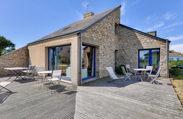 Sea view and direct beach access for 11 people