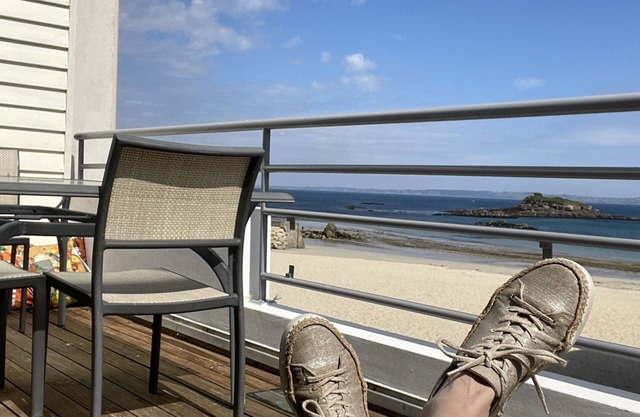 Sea view apartment, direct beach access, sleeps 4