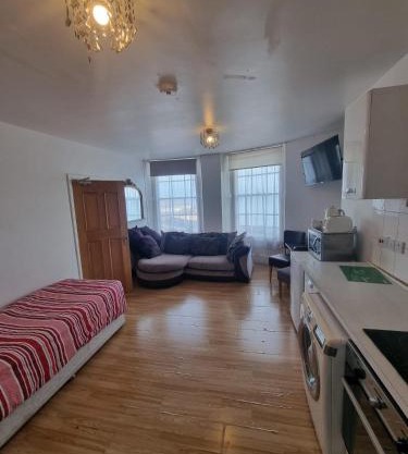 Sea view flat opposite port with parking