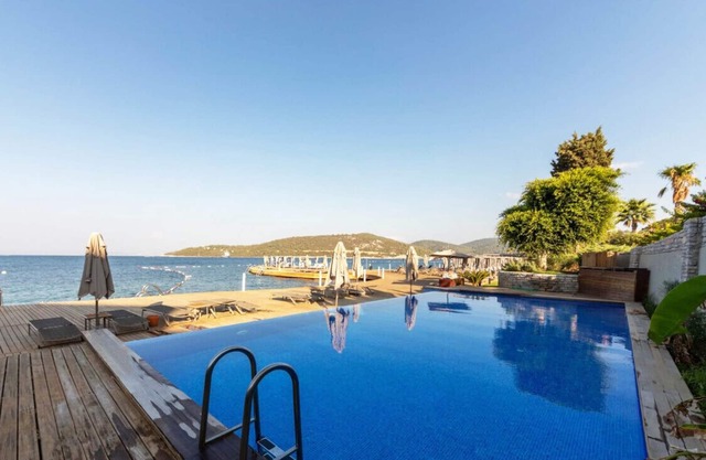 Sea View Loft House w Shared Pool 1 min to Beach
