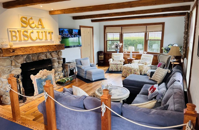 SeaBiscuit-Ocean Views, Fabulous Deck & Great Room, Walk to Beach, CHARMING!